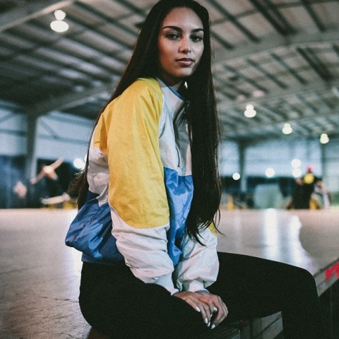 Ένα κορίτσι ποζάρει