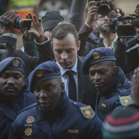 Το 2013, την ημέρα του Αγίου Βαλεντίνου, ο Παραολυμπιονίκης, Όσκαρ Πιστόριους, πυροβόλησε θανάσιμα τη σύντροφο του και μοντέλο, Ρίβα Στίνκαμπ.