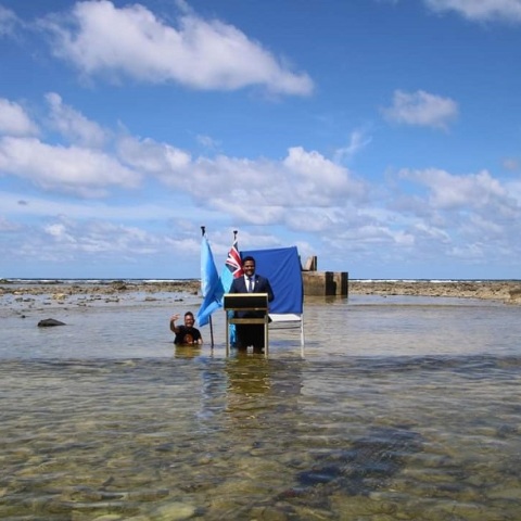 COP26: Ο υπουργός Εξωτερικών του Τουβάλου έστειλε το μήνυμά του για τον κίνδυνο από την κλιματική αλλαγή ντυμένος με κοστούμι μέσα από την θάλασσα	