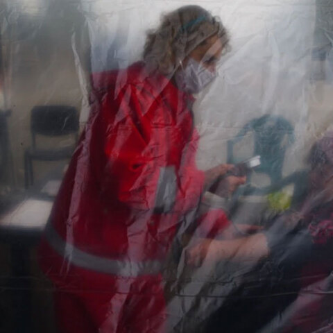 Υγειονομικός στη Βουλγαρία εξετάζει ηλικιωμένη γυναίκα για κορωνοϊό σε ορεινό χωριό - Μεγάλη η διασπορά του ιού στη χώρα