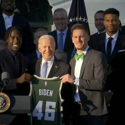 O Tζο Μπάιντεν κατά την επισκέψη των Bucks στον Λευκό Οίκο