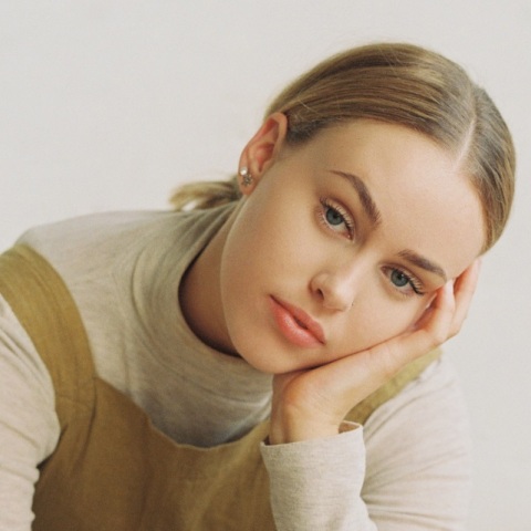 Ξανθιά γυναίκα με πιασμένα μαλλιά χαμηλό κότσο