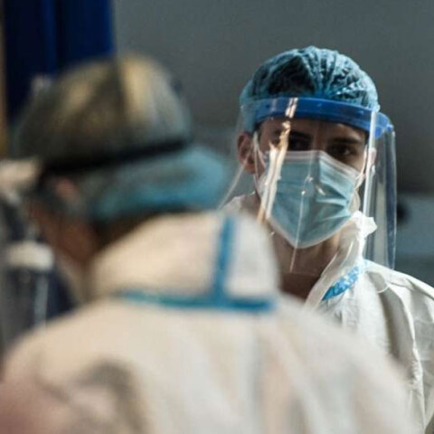 Υγειονομικός σε νοσοκομείο (ΦΩΤΟ ΑΡΧΕΙΟΥ) - Ο υποχρεωτικός εμβολιασμός για κορωνοϊό στο επίκεντρο της συζήτησης που οργάνωσε το ΔΙΚΤΥΟ