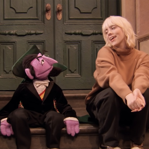 H Billie Eilish τραγουδά στην Sesame Street