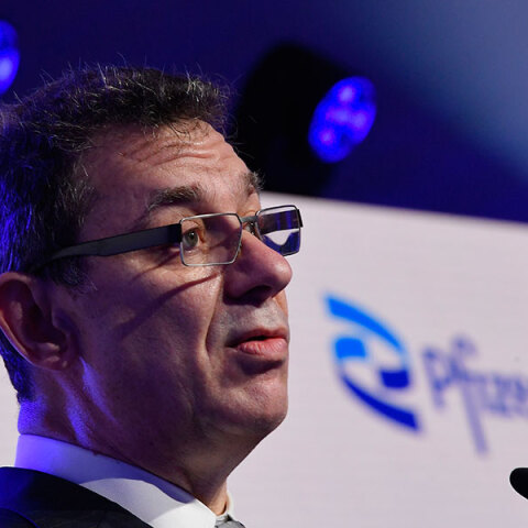 O διευθύνων σύμβουλος της Pfizer Aλμπέρτ Μπουρλά 