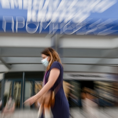 Γυναίκα με μάσκα έξω από το εμβολιαστικό κέντρο Προμηθέας