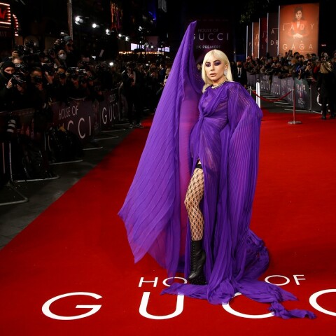 House Of Gucci: Η Lady Gaga με μοβ φόρεμα και διχτυωτές κάλτσες στην πρεμιέρα της στο Λονδίνο