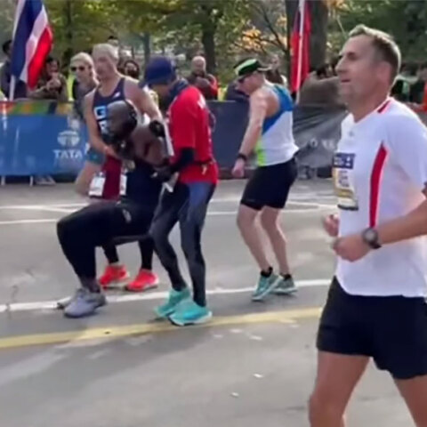 Ο μαραθωνοδρόμος στη Νέα Υόρκη που τερμάτισε με τη βοήθεια συναθλητών του