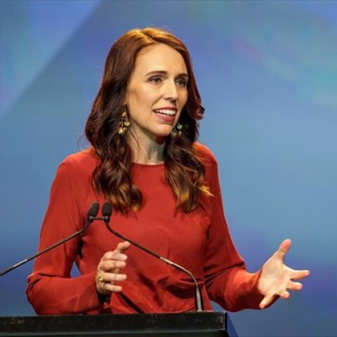 Νέα Ζηλανδία: Η Πρωθυπουργός Τζασίντα Άρντερν διέκοψε ζωντανή μετάδοση για να βάλει την κόρη της για ύπνο