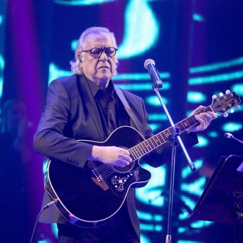 Ο Χρήστος Κυριαζής παίζει κιθάρα στη σκηνή του Teatro