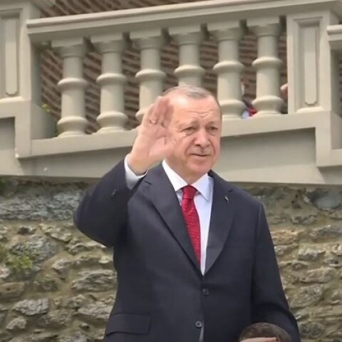 Χαιρετισμός του Ερντογάν έξω από το σπίτι του στην Κωνσταντινούπολη