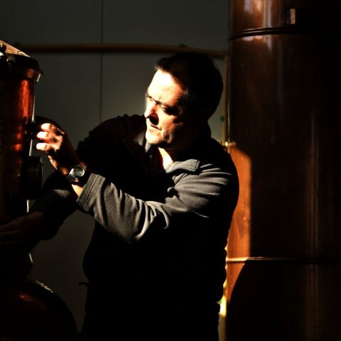 Ο Γιάννης Κοκκαλιάρης, ο παραγωγός του τσίπουρου «Έντεκα» με κρόκο Κοζάνης