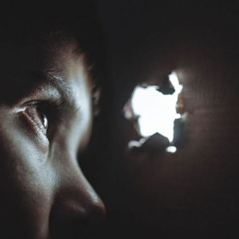 Αθώα 26χρονη για συνέργεια στην κακοποίηση του 5χρονου γιου της