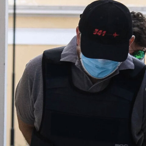 O «ψευτογιατρός» μεταφέρεται στα δικαστήρια, καθώς ξεκινά η δίκη του για τις 12 ανθρωποκτονίες ασθενών του