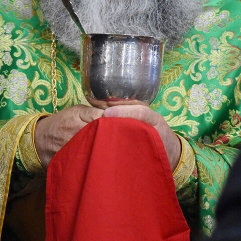 Ιερέας στη Μυτιλήνη κοινωνούσε πιστούς, ενώ ήταν θετικός στον κορωνοϊό - Πέθανε 79χρονος (ΦΩΤΟ ΑΡΧΕΙΟΥ)