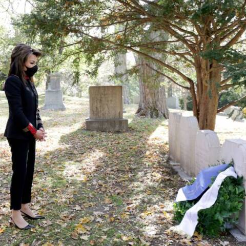 Η Γιάννα Αγγελοπούλου στο κοιμητήριο Mount Auburn για να τιμήσει τους φιλέλληνες Samuel Gridley Howe και Edwart Everett