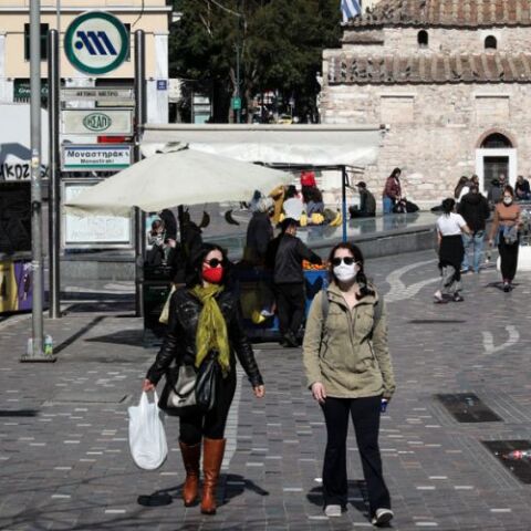 Σενάριο για μοντέλο Γαλλίας: Υποχρεωτική 3η δόση στους άνω των 65 και ολικό "μπλόκο" σε ανεμβολίαστους