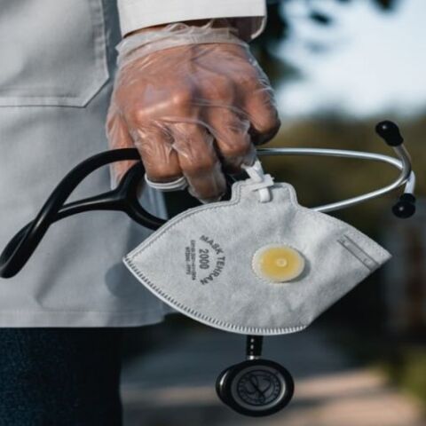 Ακαταδίωκτο "ασπίδα" για γιατρούς: Τι εξετάζεται για να προστατευθούν από τις μηνύσεις αρνητών