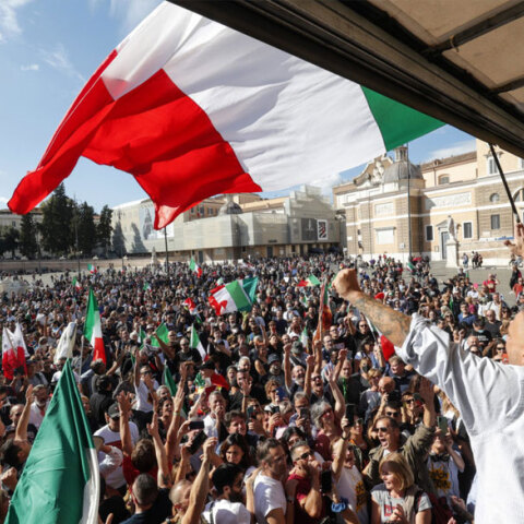Αντιεμβολιαστές κατά του κορωνοϊού στην Ιταλία αντιδρούν στο υγειονομικό πάσο - Εικόνα από διαδήλωση στη Ρώμη (ΦΩΤΟ ΑΡΧΕΙΟΥ)