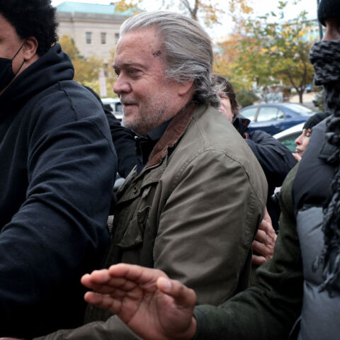 Ο Στίβεν Μπάνον παραδόθηκε στο FBI