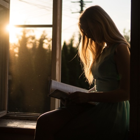 Ένα κορίτσι διαβάζει ένα βιβλίο.