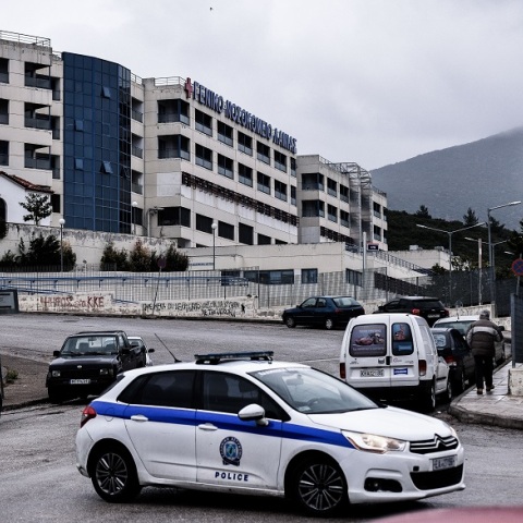 αρνήτρια σε κλινική Covid στη Λαμί έτρεχε γυμνή στους διαδρόμους με σταυρό στο χέρι