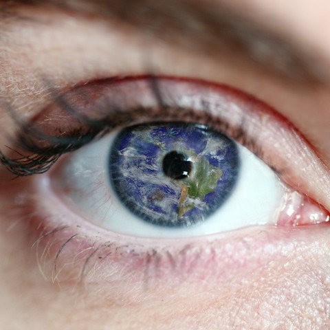 Ανθρώπινο μάτι στον οφθαλμό του οποίου φαίνεται ο πλανήτης Γη