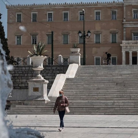 Γυναίκα με μάσκα για τον κορωνοϊό στο Σύνταγμα (ΦΩΤΟ ΑΡΧΕΙΟΥ) - Κάθε χρόνο θα εμβολιάζονται οι πολίτες, είπε η Μαρία Θεοδωρίδου