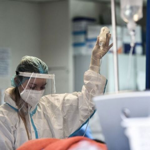 Τζανάκης: Ζευγάρι αρνητών δίνει μάχη σε νοσοκομείο -«Χαροπαλεύει στη ΜΕΘ ο άνδρας» 