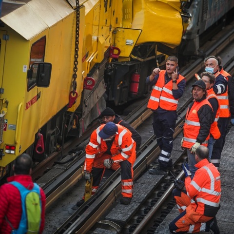 ΕΡΓΑΤΙΚΟ ΔΥΣΤΥΧΗΜΑ ΣΤΙΣ ΓΡΑΜΜΕΣ TOY ΗΣΑΠ ΑΓ.ΝΙΚΟΛΑΟΥ ΣΤΑ ΠΑΤΗΣΙΑ -ΕΝΑΣ ΝΕΚΡΟΣ ΚΑΙ ΔΥΟ ΤΡΑΥΜΑΤΙΕΣ ΕΡΓΑΖΟΜΕΝΟΙ ΣΕ ΚΑΘΑΡΙΣΜΟ ΤΗΣ ΓΡΑΜΜΗΣ (ΒΑΣΙΛΗΣ ΡΕΜΠΑΠΗΣ /EUROKINISSI)