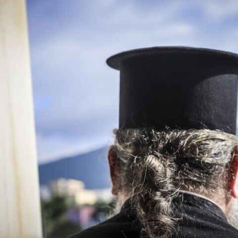 Κακοποίηση 34χρονης από πρώην ιερέα στα Χανιά: Ανήλικος τη βίασε παρουσία του