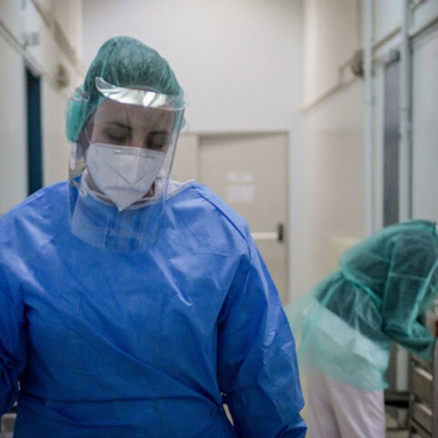 Υγειονομικός σε ΜΕΘ για ασθενείς με κορωνοϊό