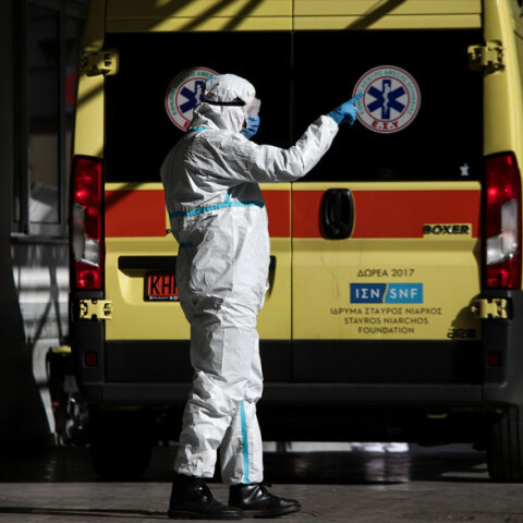 Ασθενοφόρο του ΕΚΑΒ για τη μεταφορά ασθενών με κορωνοϊό