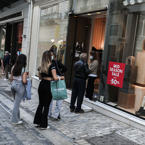 Καταναλωτές έξω από εμπορικό κατάστημα στην Ερμού (ΦΩΤΟ ΑΡΧΕΙΟΥ)