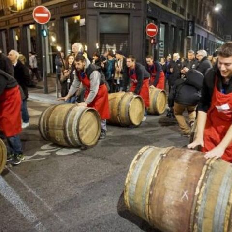 Οινοπαραγωγοί κυλούν τα βαρέλια του στους δρόμους της Λυών γιορτάζοντας τον ερχομό των Beaujolais Nouveau