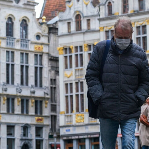 Άνδρας με μάσκα για τον κορωνοϊό στο Βέλγιο