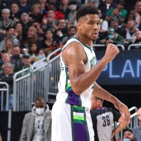 Ο Γιάννης Αντετοκούνμπο στη νίκη επί των Λέικερς