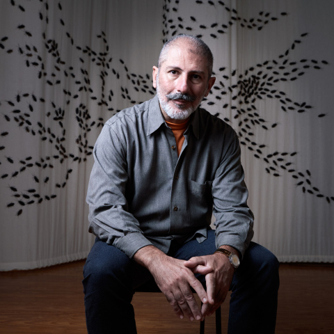 Όλα για την έκθεση Cockroaches και τον δημιουργό της, Capten