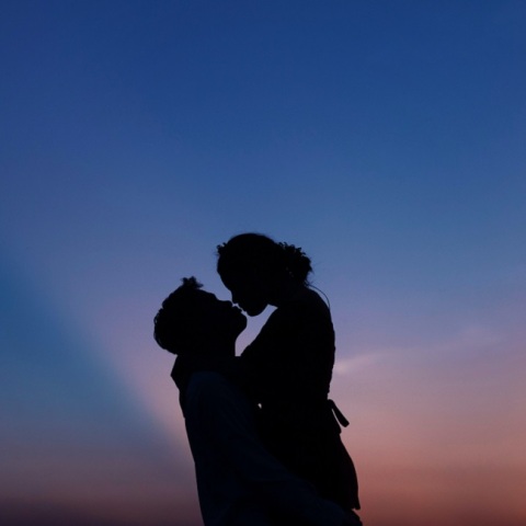 Ένα αγκαλιασμένο ζευγάρι. 