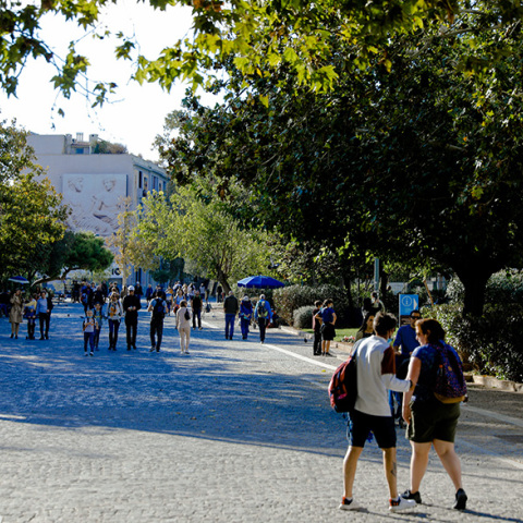 Κόσμος στη Διονυσίου Αεροπαγίτου