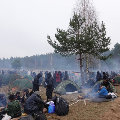 Κατασκηνώσεις μεταναστών κοντά σε δασώδη περιοχή κοντά στο συνοριακό πέρασμα με την Πολωνία. 