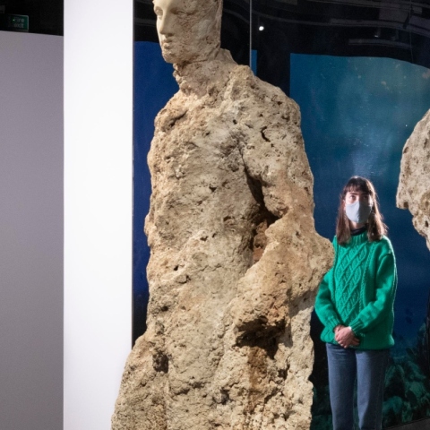 Μια επισκέπτρια ατενίζει το άγαλμα του Ερμή από το Ναυάγιο των Αντικυθήρων στην έκθεση "Αρχαίοι Έλληνες: Επιστήμη και σοφία" στο Science Museum στο Λονδίνο