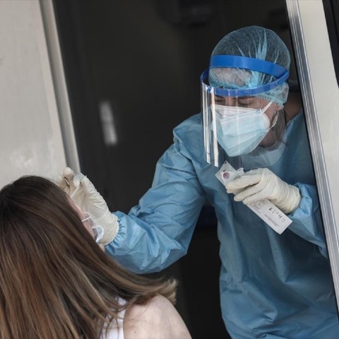 Νεαρή έκανε λαβή και κλώτσησε γιατρό που της ζήτησε να κάνει rapid test