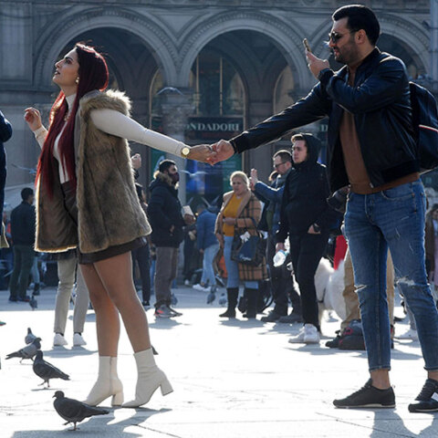 Τουρίστες βγάζουν φωτογραφίες μπροστά στον καθεδρικό ναό του Μιλάνο (ΦΩΤΟ ΑΡΧΕΙΟΥ) - Τα νέα κρούσματα κορωνοϊού στην Ιταλία ξεπέρασαν τις 10.000 σε ένα 24ωρο