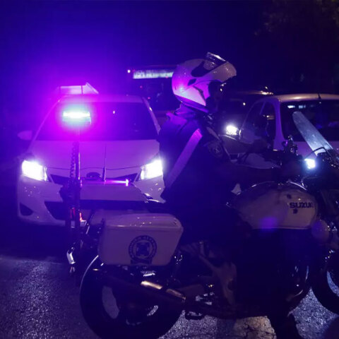 Περιπολικά και μηχανή της Αστυνομίας (ΦΩΤΟ ΑΡΧΕΙΟΥ) - Γυναίκα στους Αμπελόκηπους απειλούσε να αυτοκτονήσει