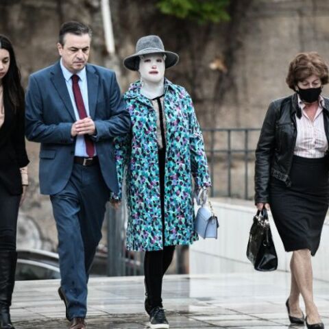 Η Ιωάννα Παλιοσπύρου δείχνει τα λιωμένα ρούχα από την ημέρα της επίθεσης με το βιτριόλι