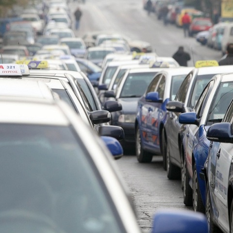 Θεσσαλονίκη: Οδηγός ταξί με πελάτη «πιάστηκαν» στα χέρια για τη μάσκα και το αντίτιμο