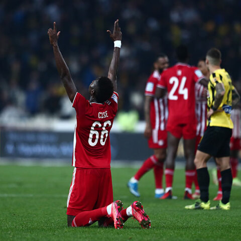 Ο Ολυμπιακός νίκησε την ΑΕΚ με 3-2 στο ΟΑΚΑ για τη 10η αγωνιστική της Σούπερ Λιγκ