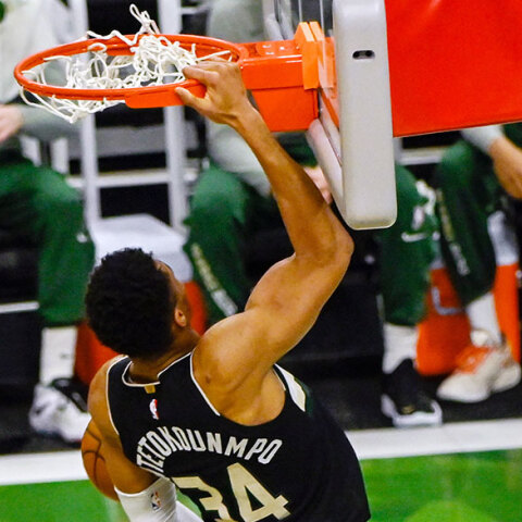 Ο Γιάννης Αντετοκούνμπο καρφώνει στο αντίπαλο καλάθι σε αγώνα του NBA (ΦΩΤΟ ΑΡΧΕΙΟΥ)