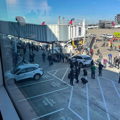 Επιβάτες στο αεροδρόμιο της Ατλάντα έχουν βγει πανικόβλητοι στον αεροδιάδρομο μετά τον πυροβολισμό